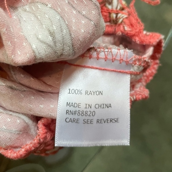 NWT Cupcakes‎ and Cashmere Smocked Floral Top Small - Picture 7 of 8